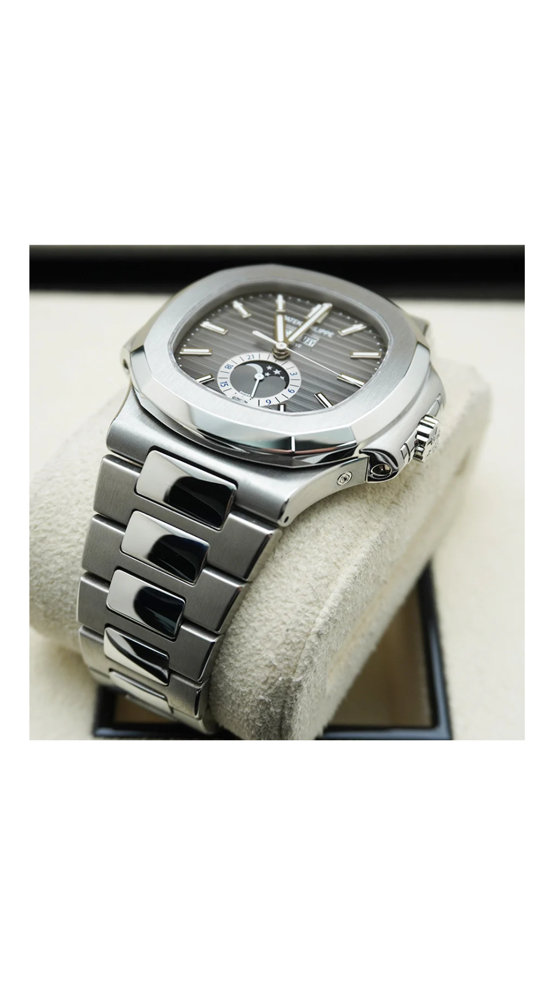 Patek Philippe Nautilus Annual Calendar Black Dial 5726/1A - Imagen 3